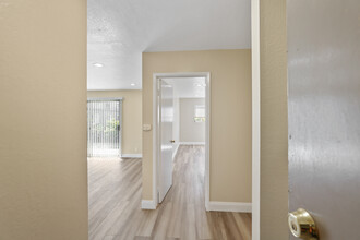 Grand Lake Terrace Apartments in Oakland, CA - Building Photo - Interior Photo