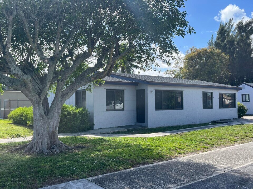 302 SW 10th Ave in Delray Beach, FL - Building Photo