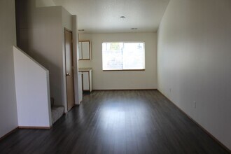 33031 NW Meersburg St in Scappoose, OR - Building Photo - Building Photo