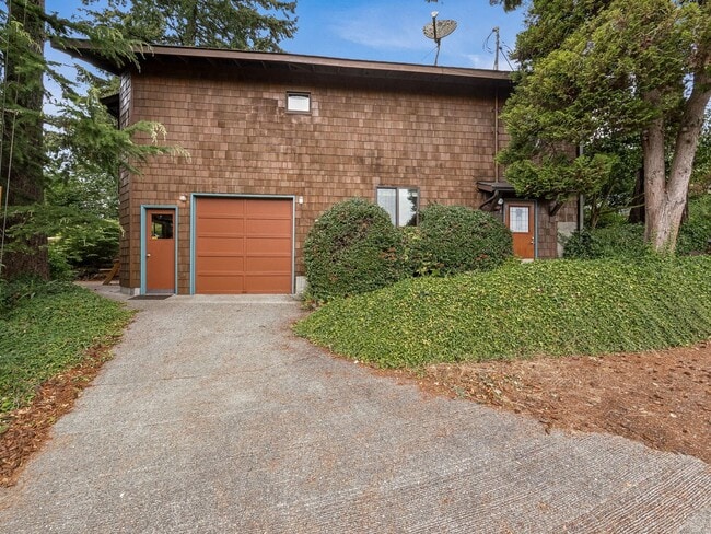 17600 Sylvester Rd SW in Seattle, WA - Building Photo - Building Photo