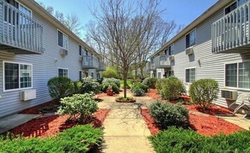 256 Peck Ln in Orange, CT - Building Photo - Building Photo