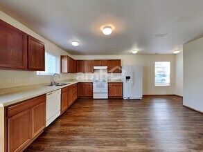 20313 46th Ave Ct E in Spanaway, WA - Foto de edificio - Building Photo