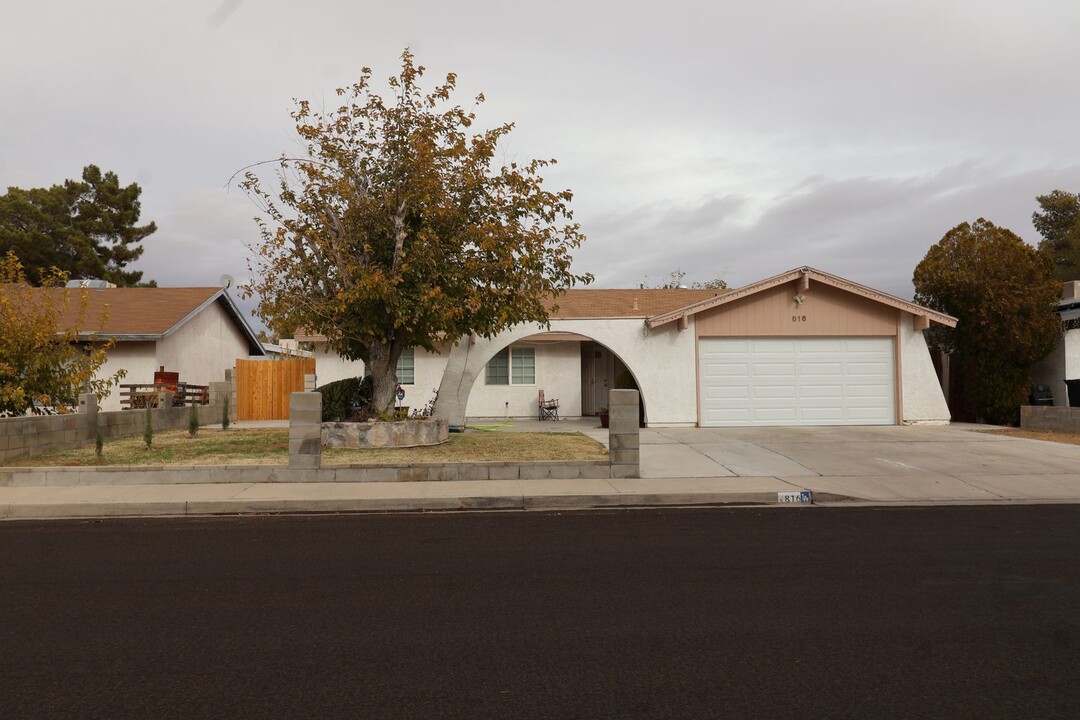 816 Kinnett Ave in Ridgecrest, CA - Foto de edificio