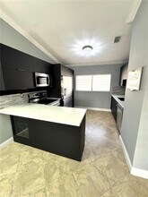 7870 W 29th Way, Unit 201 in Hialeah, FL - Foto de edificio - Building Photo