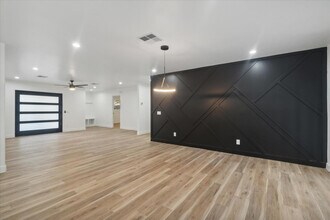 8525 E Clarendon Ave in Scottsdale, AZ - Building Photo - Building Photo