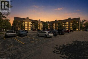15 Hofstetter Ave in Kitchener, ON - Building Photo