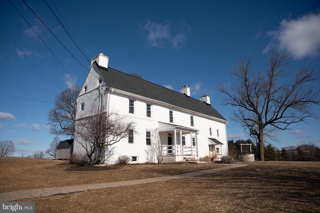 395 Bishop Hollow Rd in Newtown Square, PA - Building Photo