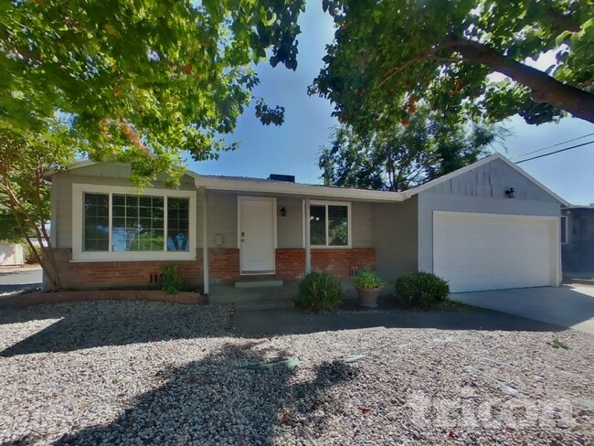 5041 Whittier Dr in Sacramento, CA - Foto de edificio - Building Photo