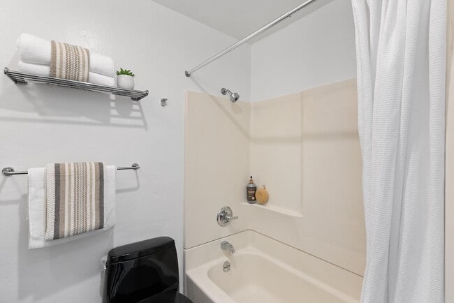 6 Seville Way in San Mateo, CA - Building Photo - Building Photo