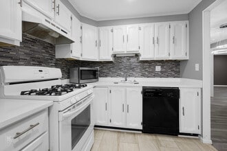 115 Millbrook Ln in Schaumburg, IL - Building Photo - Building Photo