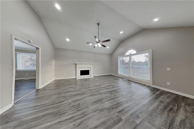 880 Burning Bush Dr in Loganville, GA - Building Photo - Building Photo