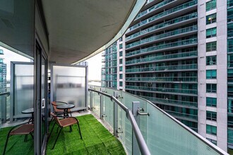 19 York St, Unit SI ID1337876P in Toronto, ON - Building Photo - Building Photo