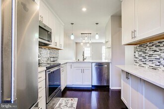 6512 Ducketts Ln in Elkridge, MD - Building Photo - Building Photo