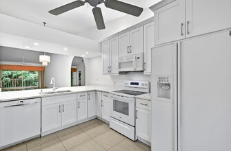 2325 Hidden Lake Dr in Naples, FL - Building Photo - Building Photo