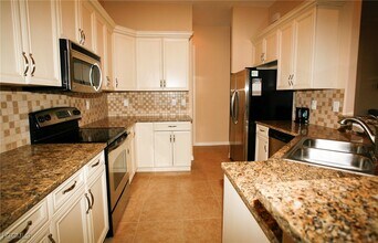 11070 Esteban Dr in Ft. Myers, FL - Foto de edificio - Building Photo