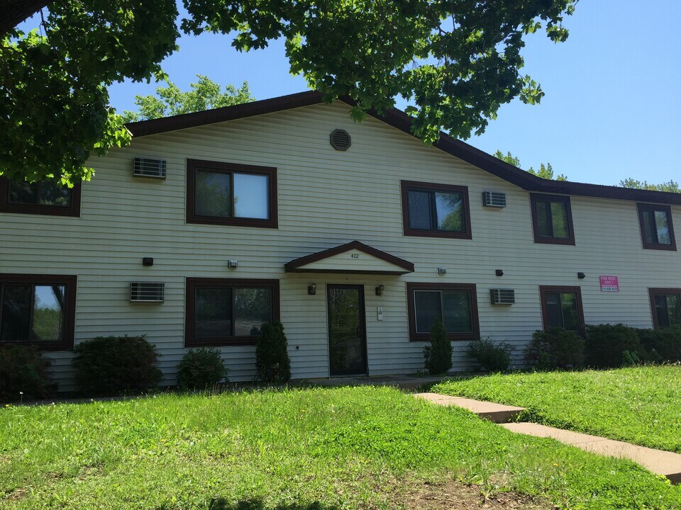 402 3rd St W in Menomonie, WI - Foto de edificio