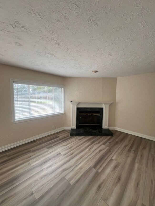 6025 McMahon Dr in Sacramento, CA - Building Photo - Building Photo