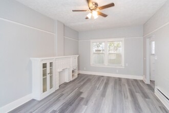 1049 E 5th St, Unit F in Long Beach, CA - Foto de edificio - Building Photo