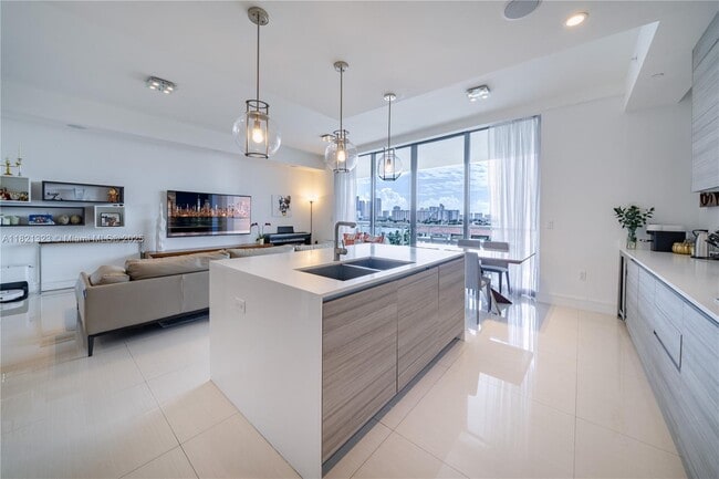3250 NE 188th St, Unit 606 in Aventura, FL - Building Photo - Building Photo