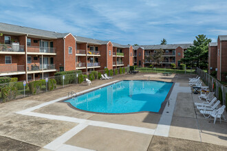 Colonial Point Apartments in Feasterville-Trevose, PA - Building Photo - Building Photo