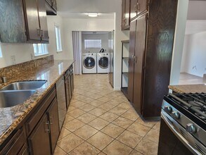 14016 Sylvan St in Los Angeles, CA - Building Photo - Building Photo
