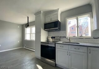 303 Knox Way in Hopatcong, NJ - Building Photo - Building Photo