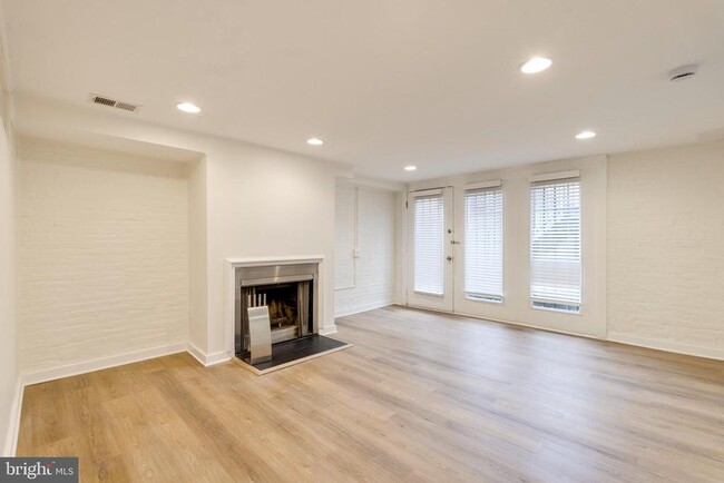 813 Maryland Ave NE in Washington, DC - Foto de edificio - Building Photo