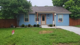 220 Sendero Dr in Garland, TX - Building Photo