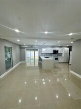 8003 NW 70th Ave in Tamarac, FL - Foto de edificio - Building Photo