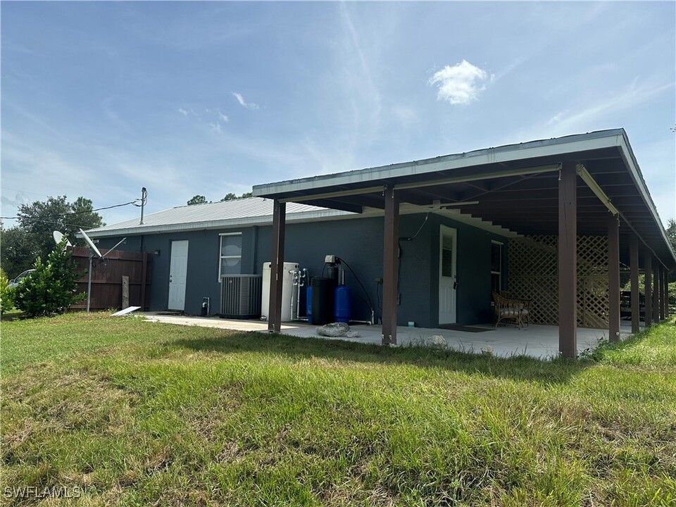 2119 Fitch Ave in Alva, FL - Building Photo