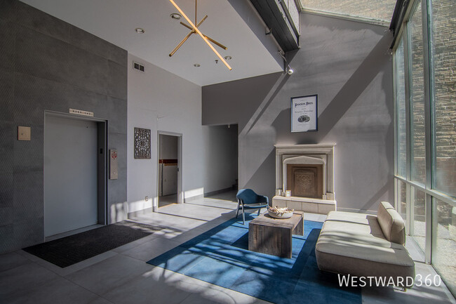525 N Halsted St in Chicago, IL - Building Photo - Building Photo