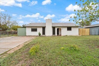 5711 Emerald Forest Dr in Austin, TX - Foto de edificio - Building Photo