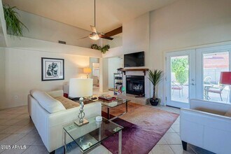 11055 E Clinton St in Scottsdale, AZ - Building Photo - Building Photo