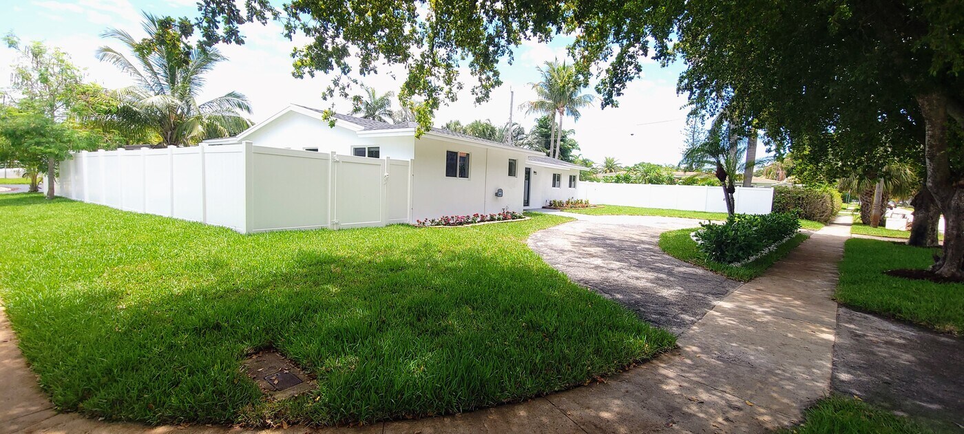 1400 SE 8th Ave in Deerfield Beach, FL - Foto de edificio