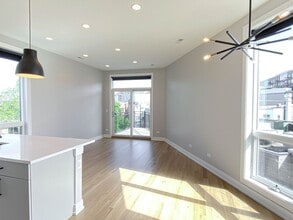 1053 W Cornelia Ave, Unit 401 in Chicago, IL - Building Photo - Building Photo