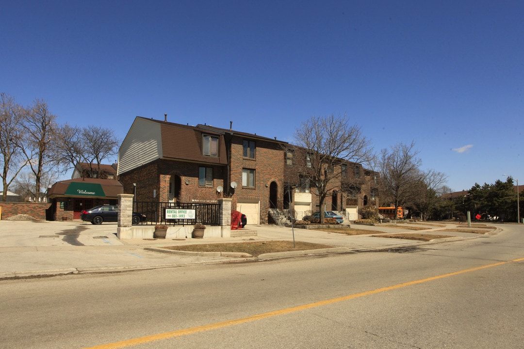 Olde Towne Place in Thornhill, ON - Building Photo