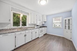 1325 Avon Blvd in Cheshire, CT - Building Photo - Building Photo