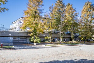 Bridgeport Court in Richmond, BC - Building Photo