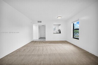 7550 Stirling Rd in Hollywood, FL - Foto de edificio - Building Photo