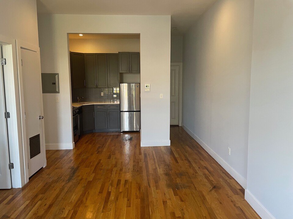 7104 Fresh Pond Rd, Unit 4 in Ridgewood, NY - Building Photo