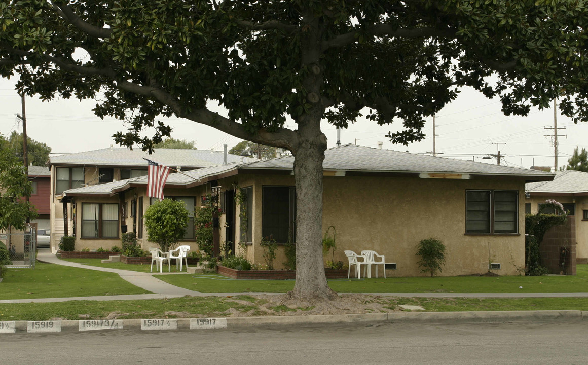 15917 Georgia Ave in Paramount, CA - Building Photo