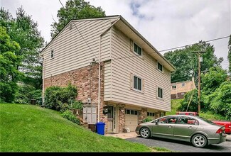3449 Middletown Rd in Pittsburgh, PA - Foto de edificio - Building Photo
