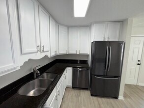102 N Lakeside Dr in Lake Worth Beach, FL - Building Photo - Building Photo