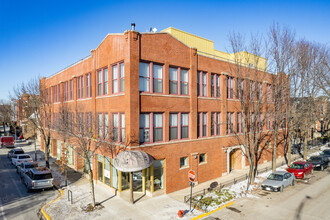 2300 W Armitage Ave in Chicago, IL - Foto de edificio - Building Photo
