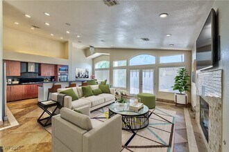 8129 Pacific Cove Dr in Las Vegas, NV - Building Photo - Building Photo