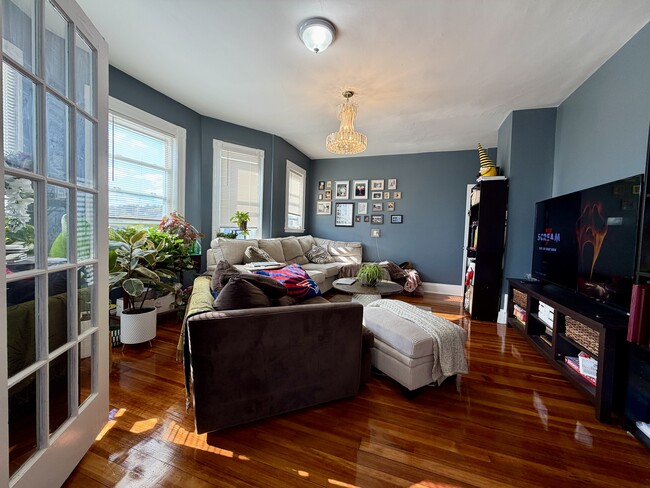 407 Charles St, Unit 3 in Malden, MA - Foto de edificio - Building Photo