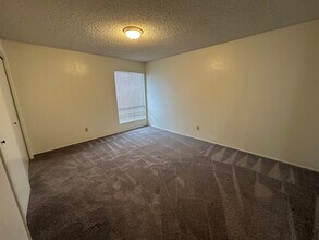 4804 Maybrook Ave, Unit A in Bakersfield, CA - Foto de edificio - Building Photo