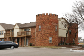 Abbey Court Apartments in Evansville, IN - Building Photo - Building Photo