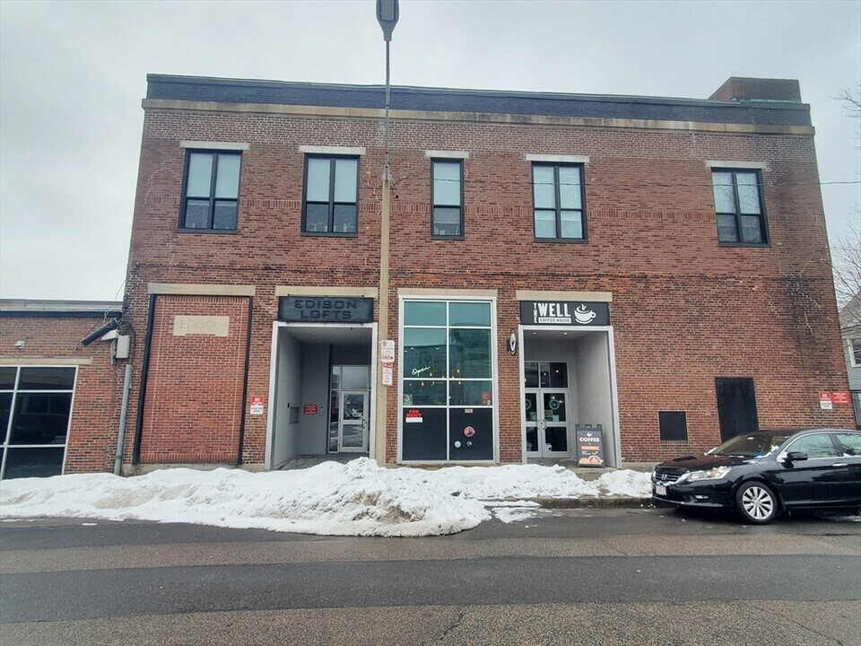 173 Border St in Boston, MA - Building Photo