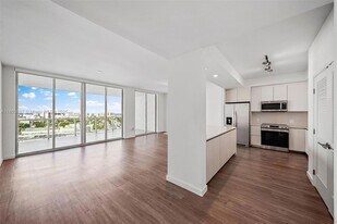 1500 Bay Rd in Miami Beach, FL - Building Photo